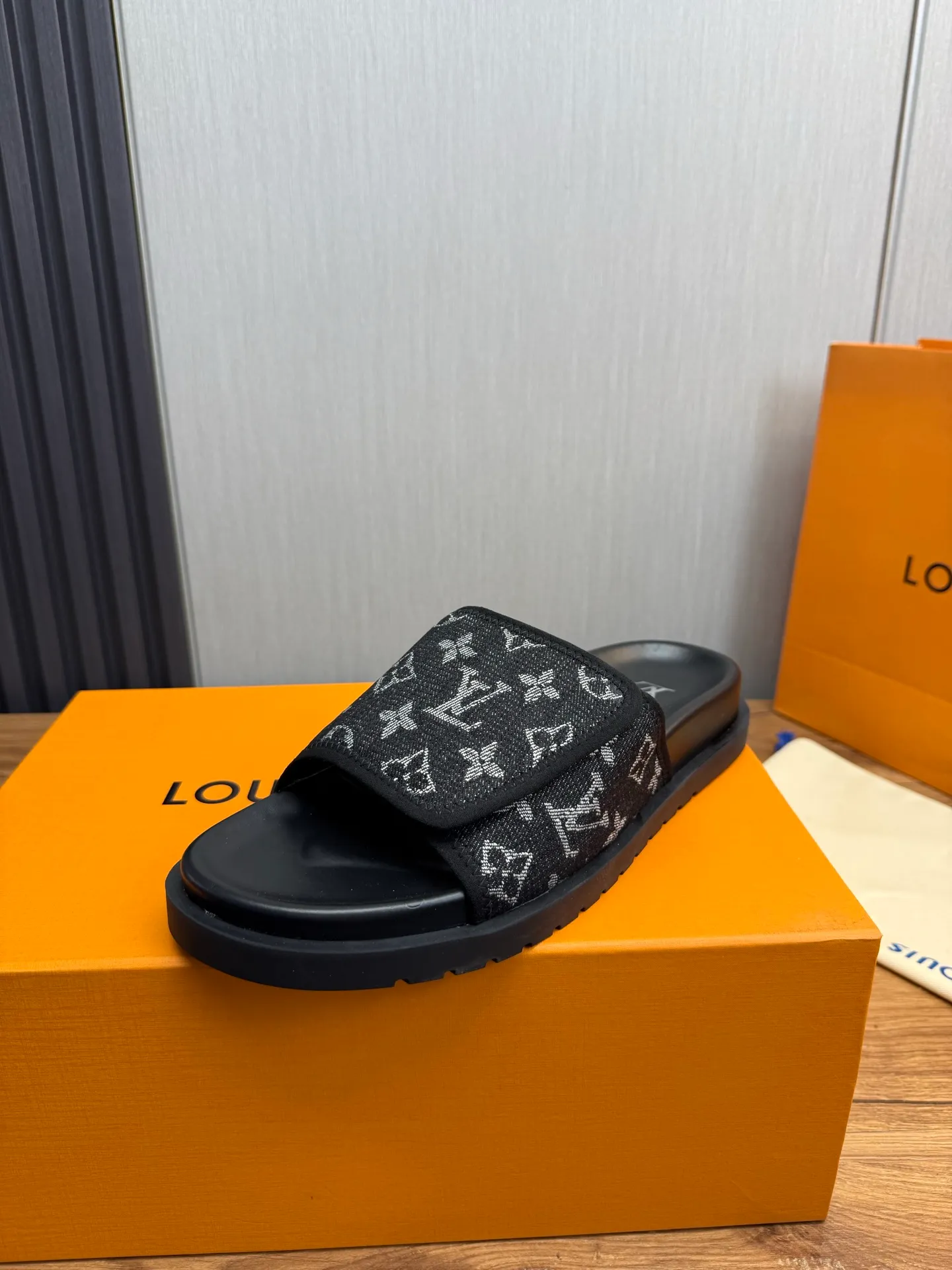 Men's shoes 💰340💰 ▪️LV's popular Little Red Book popular slippers hot sale: 1 shipment✅ Super textured and comfortable slippers, original TPU outsole. Authentic counter box drawer box packaging 🎁Size 38-45